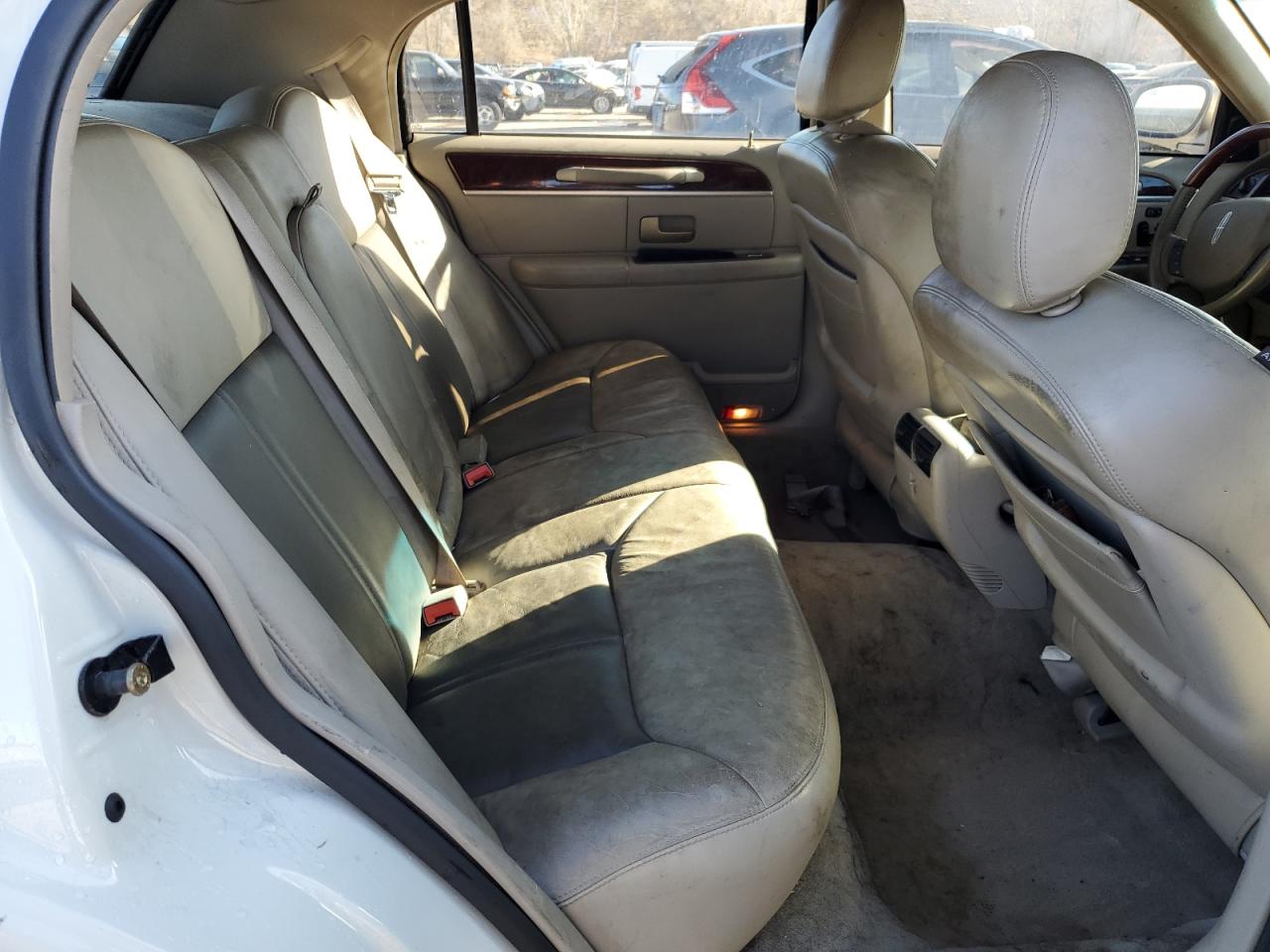 2005 Lincoln Town Car - Image 10