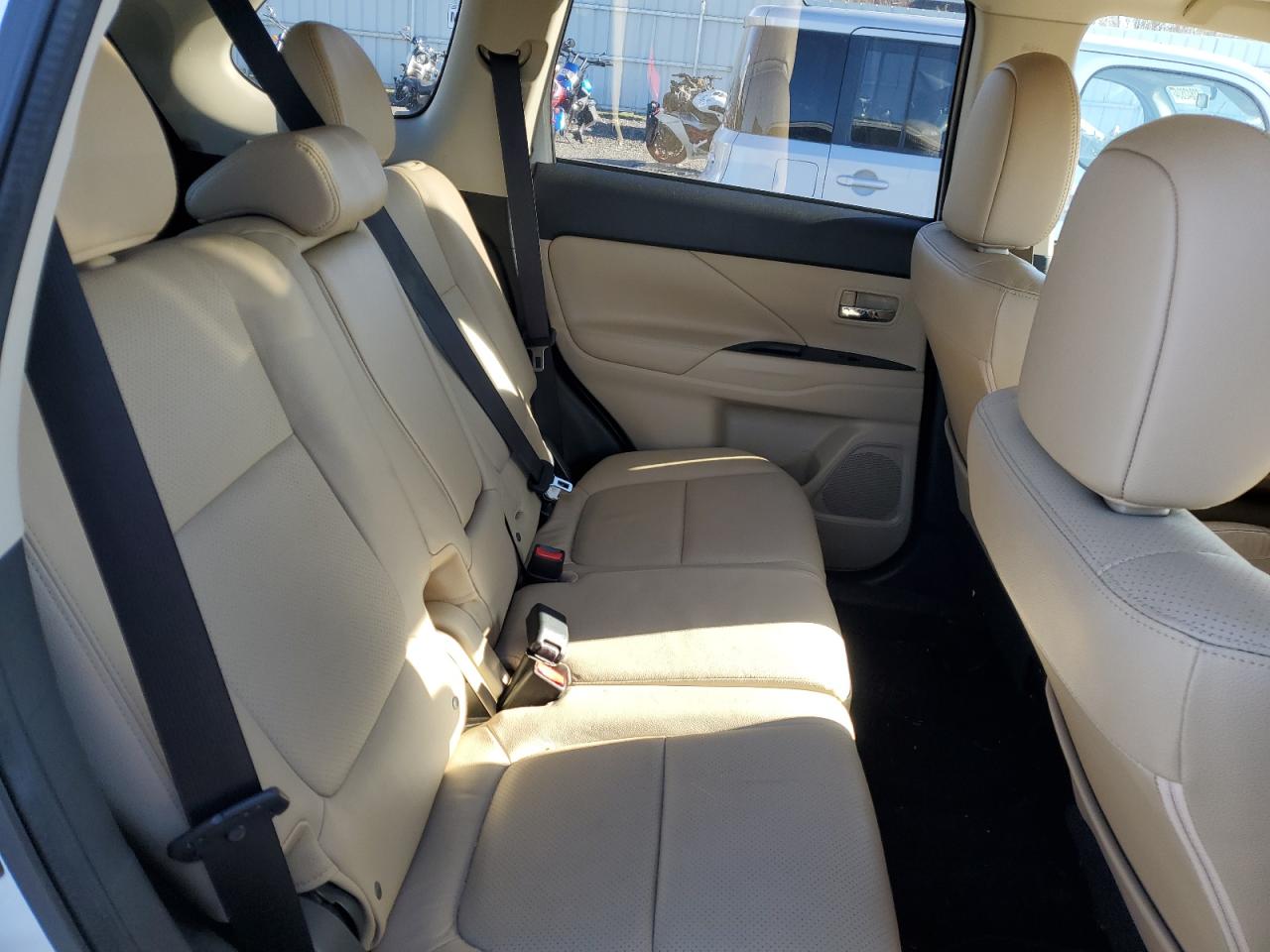 2015 Mitsubishi Outlander - Image 11