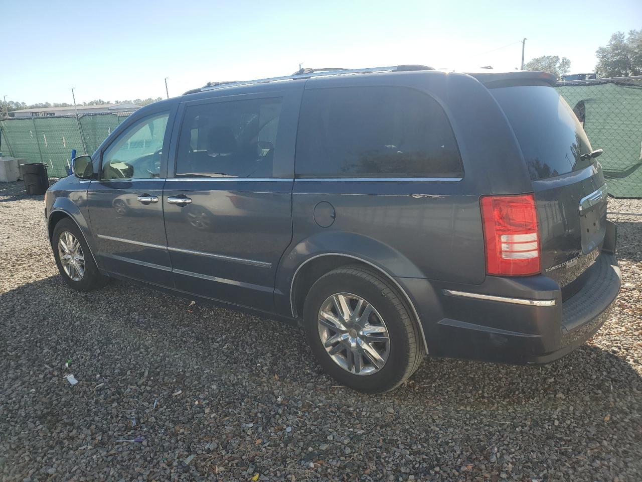 2008 Chrysler Town & Country - Image 2
