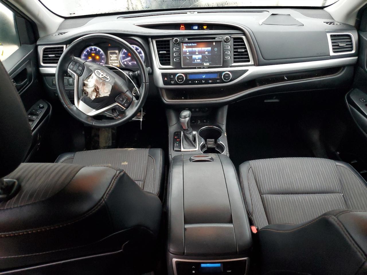 2018 Toyota Highlander Le VIN: 5TDBZRFH4JS885141 Lot: 84854244