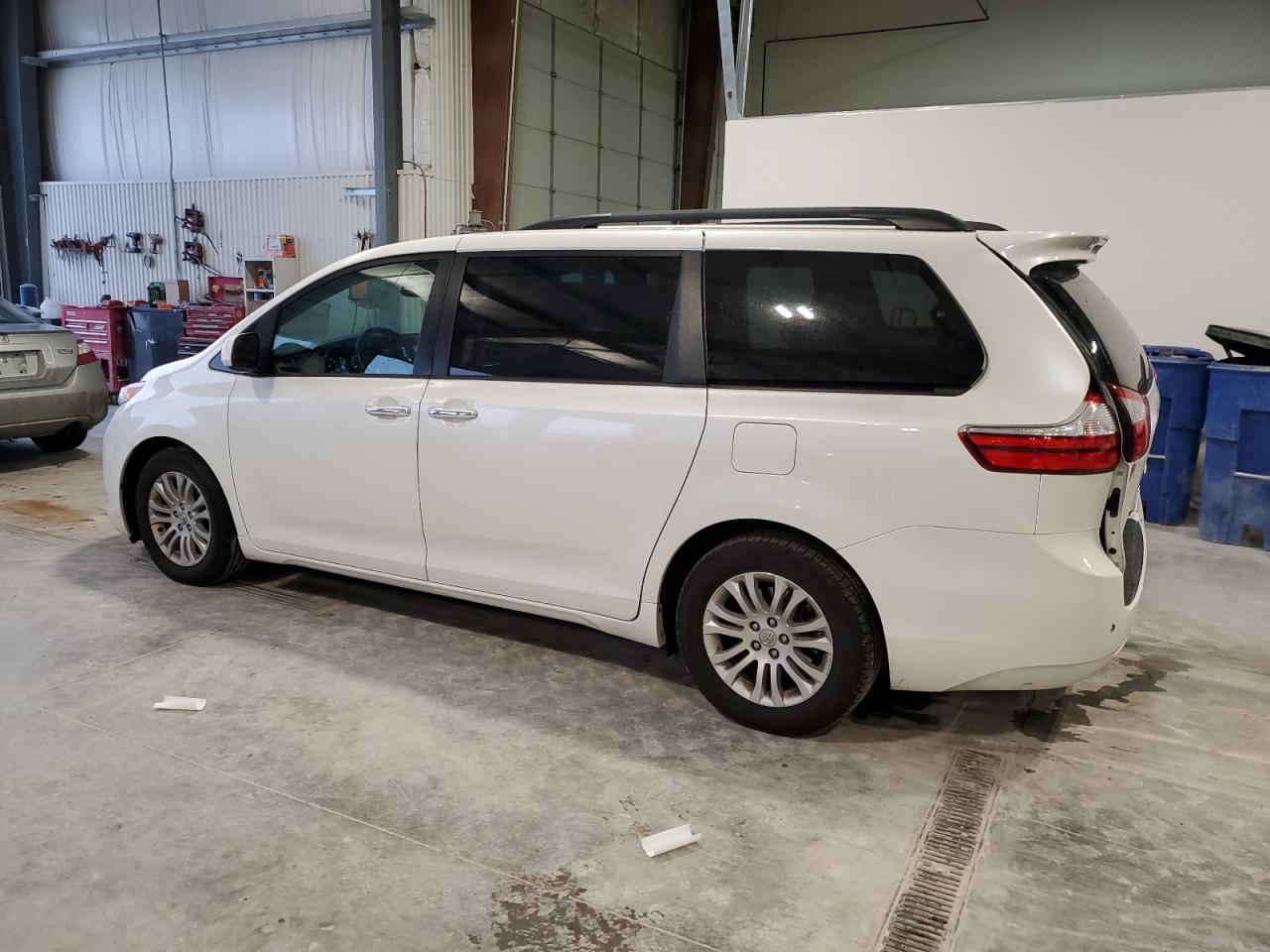 5TDYZ3DC6HS869645 2017 TOYOTA SIENNA - Image 2