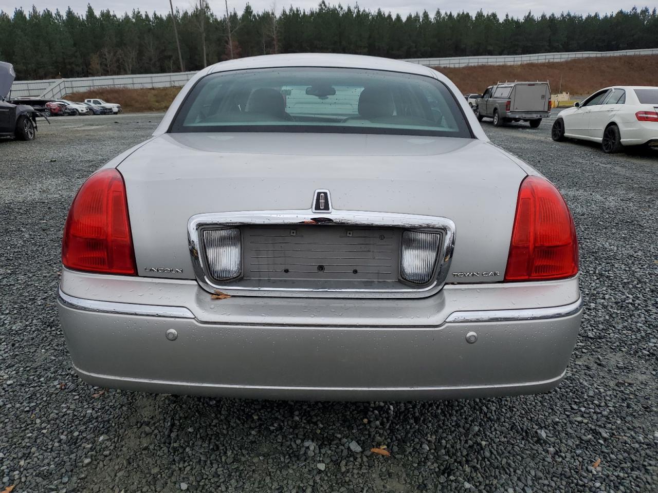 2004 Lincoln Town Car - Image 6
