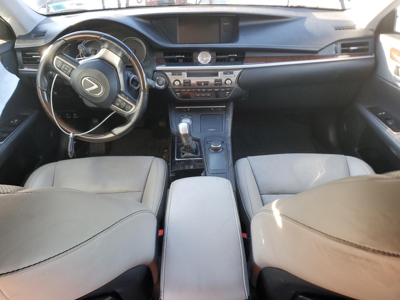 2016 Lexus ES - Image 8