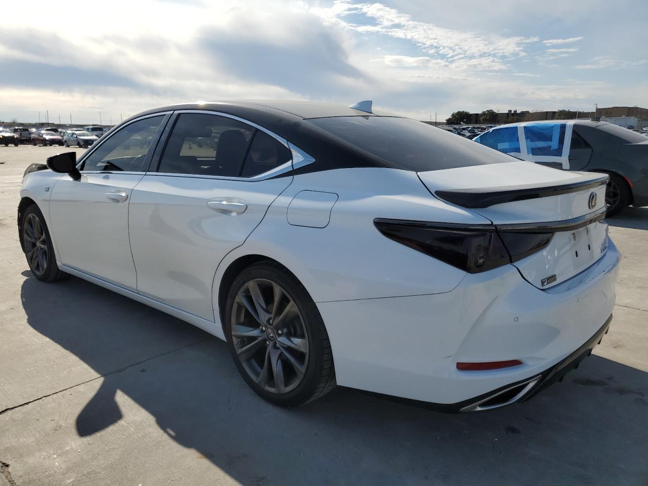 2020 Lexus ES - Image 2