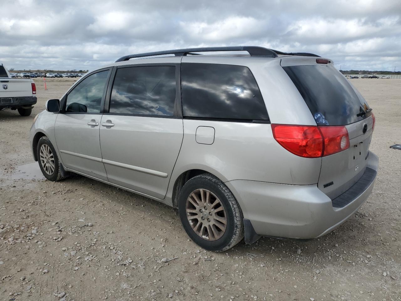 2009 Toyota Sienna - Image 2