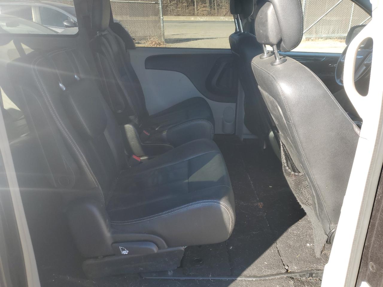 2016 Chrysler Town & Country - Image 11