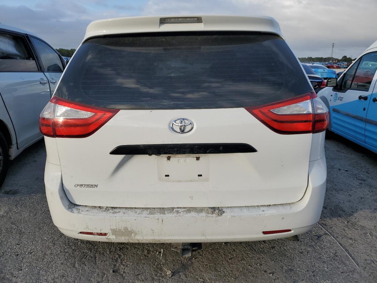 2015 Toyota Sienna - Image 6