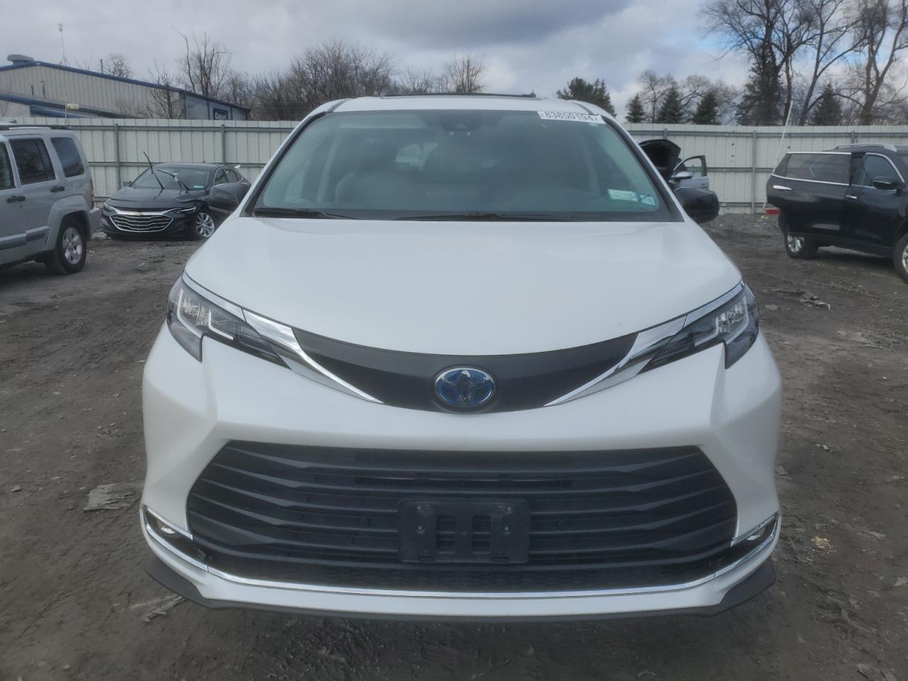 2022 Toyota Sienna - Image 5