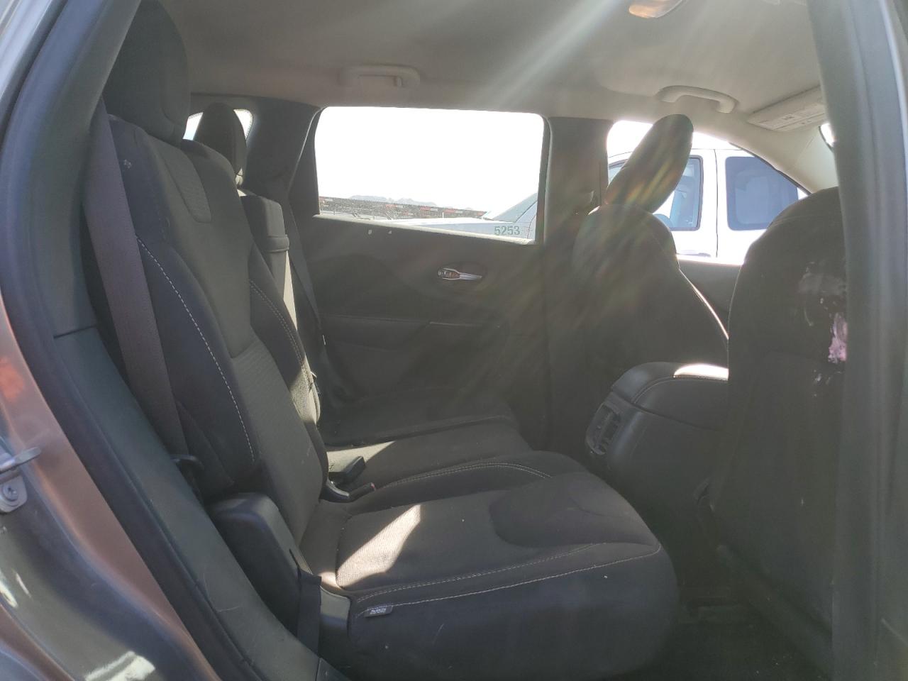 2016 Jeep Grand Cherokee - Image 11