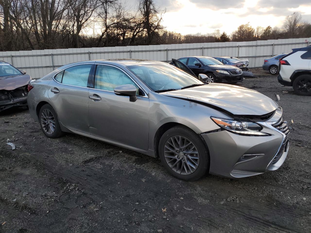 2018 Lexus ES - Image 4