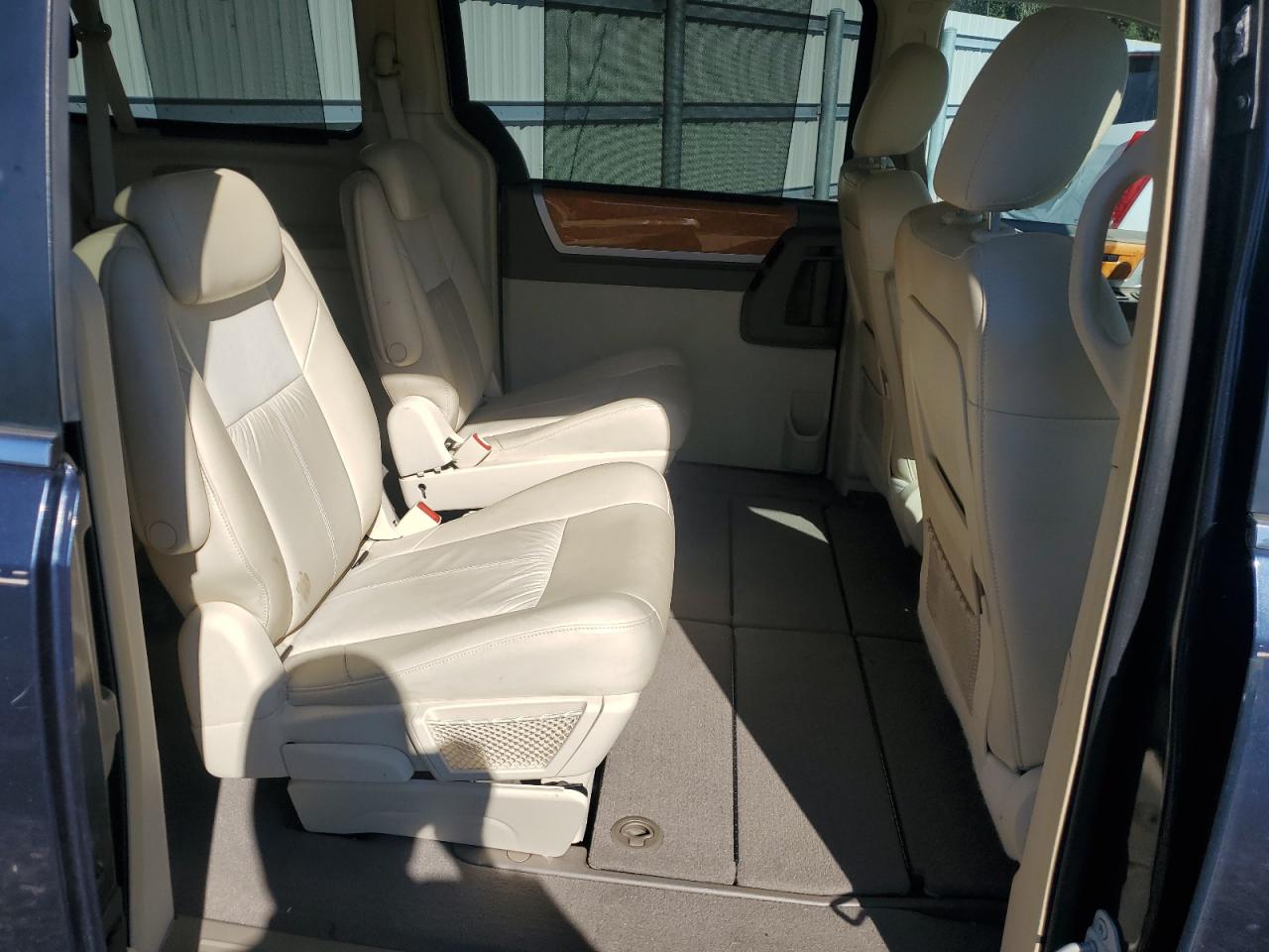 2008 Chrysler Town & Country - Image 11