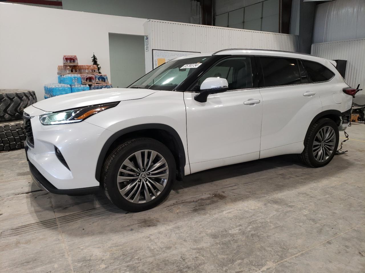 2022 Toyota Highlander - Image 1