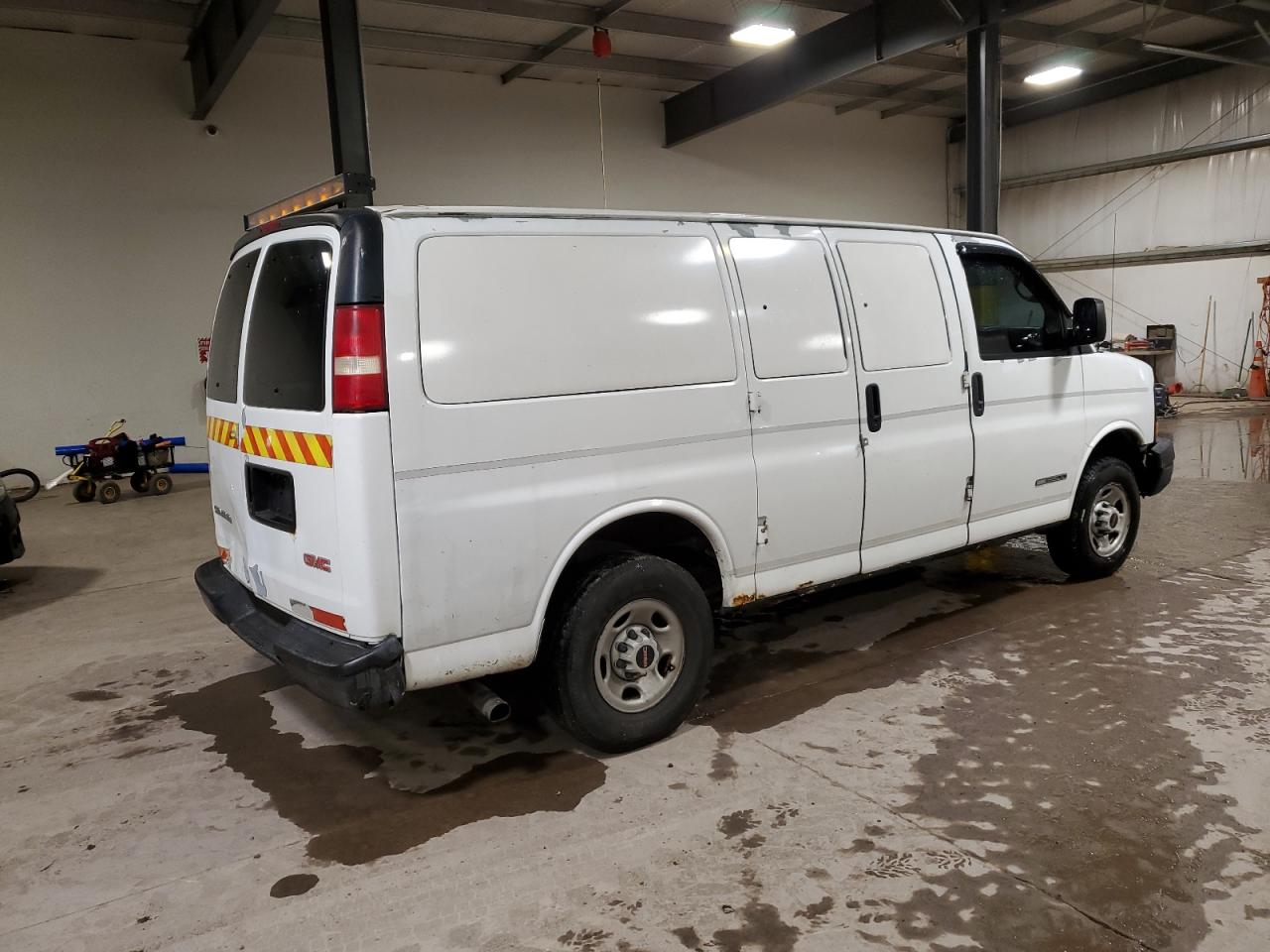 2004 GMC Savana - Image 3