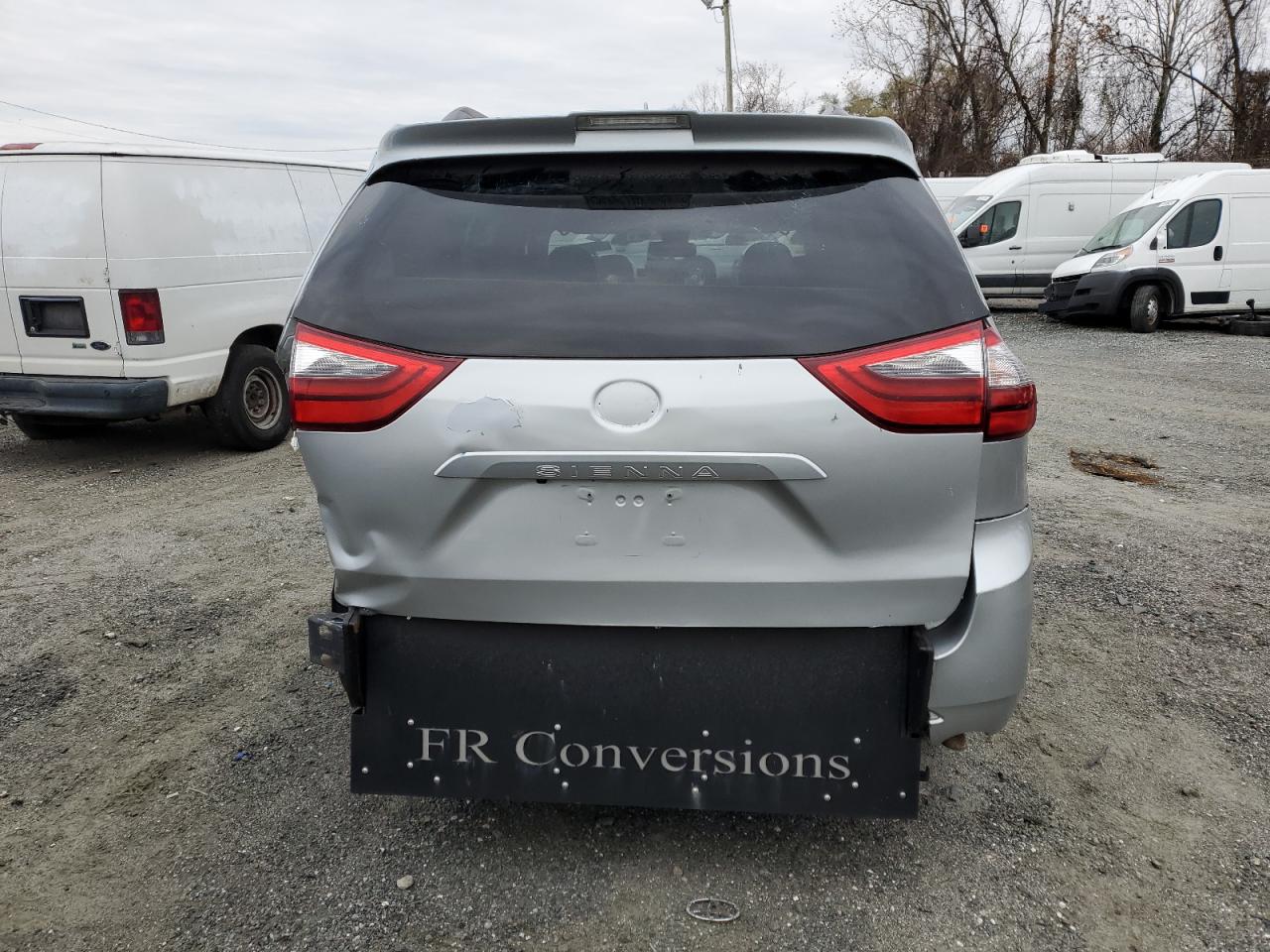 2020 Toyota Sienna - Image 6