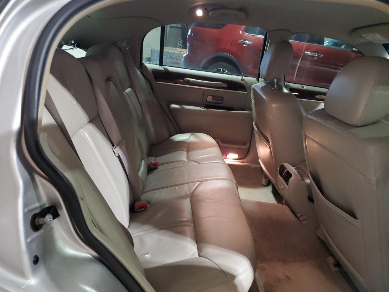 2010 Lincoln Town Car Signature Limited VIN: 2LNBL8CV8AX601385 Lot: 85118404