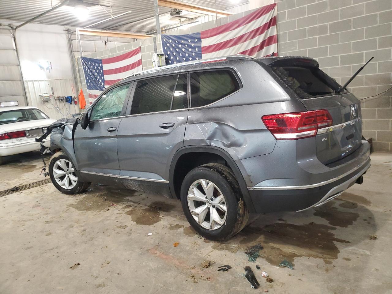 1V2MR2CA8JC504303 2018 VOLKSWAGEN ATLAS - Image 2