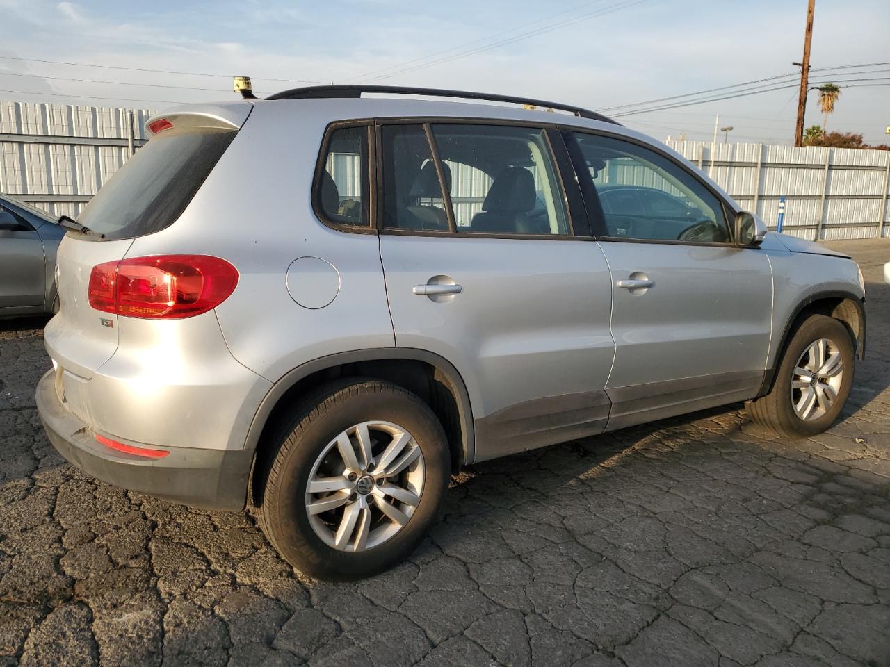 2017 Volkswagen Tiguan - Image 3