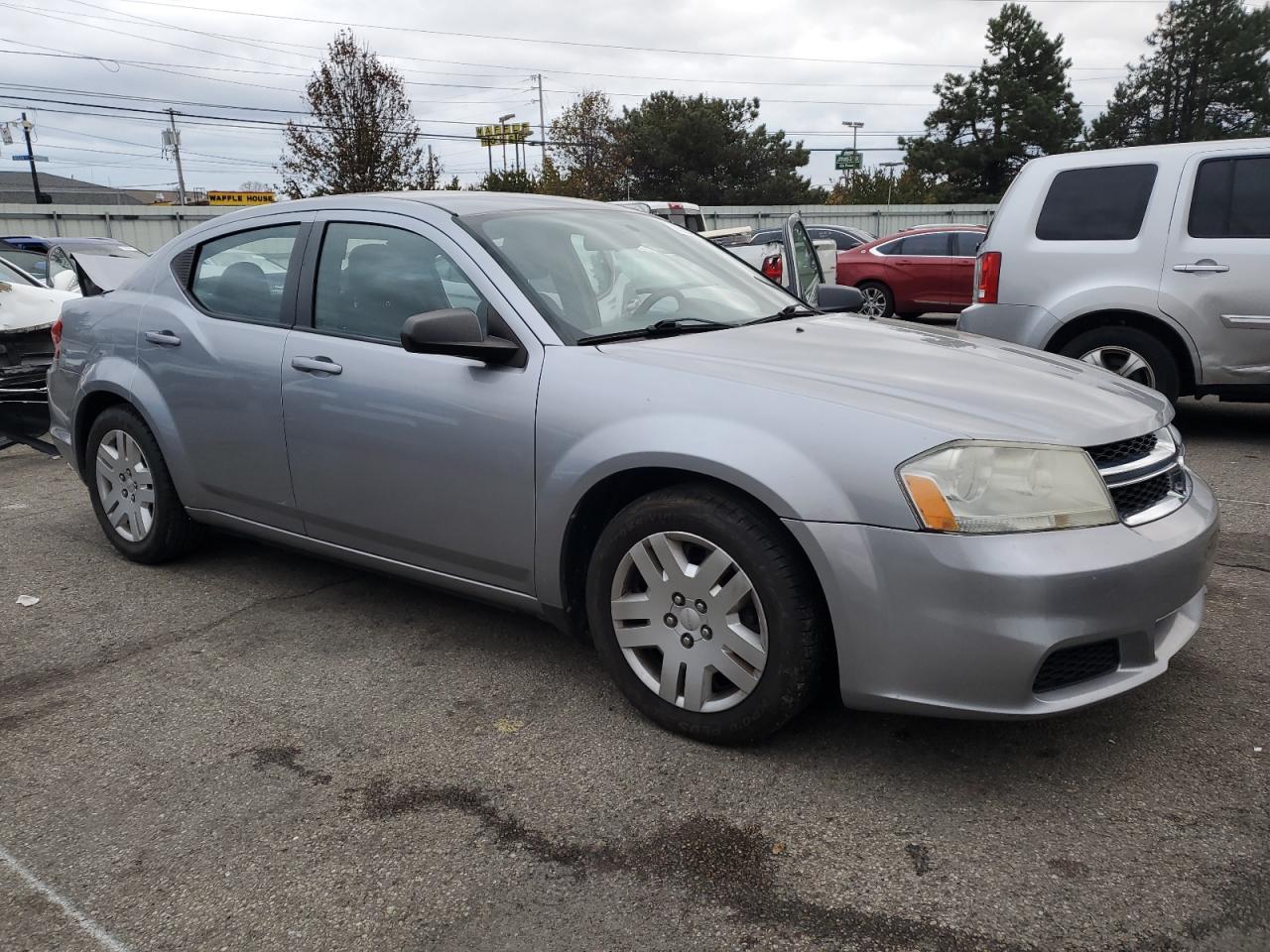 VIN 1C3CDZAB0DN530357 2013 DODGE AVENGER no.4