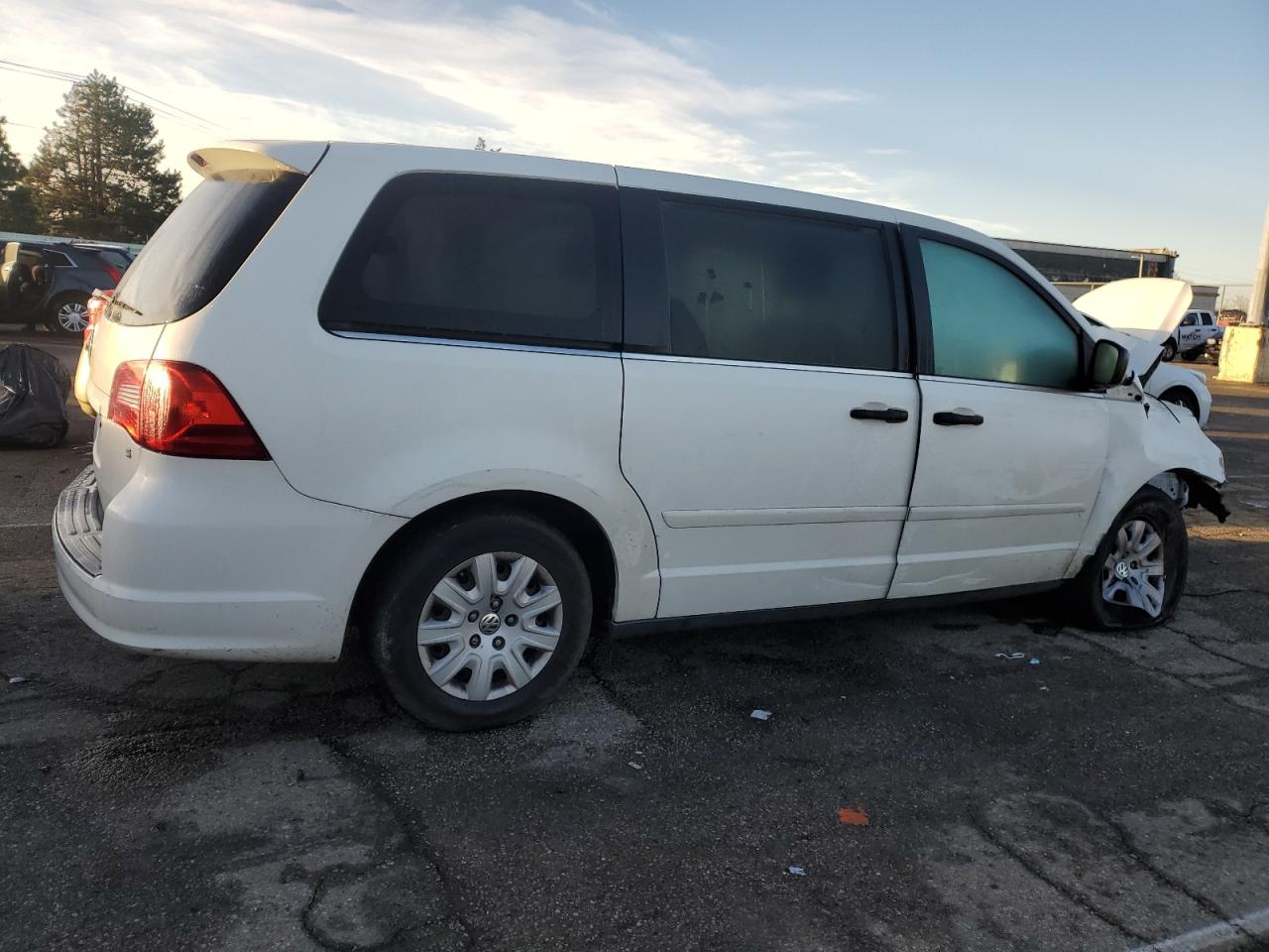 2012 Volkswagen Routan - Image 3
