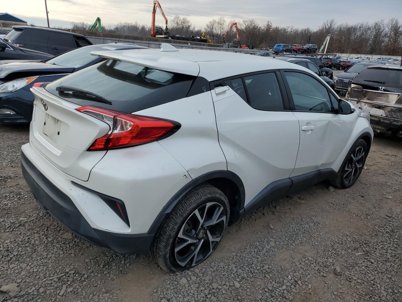 VIN NMTKHMBXXJR012057 2018 TOYOTA C-HR no.3