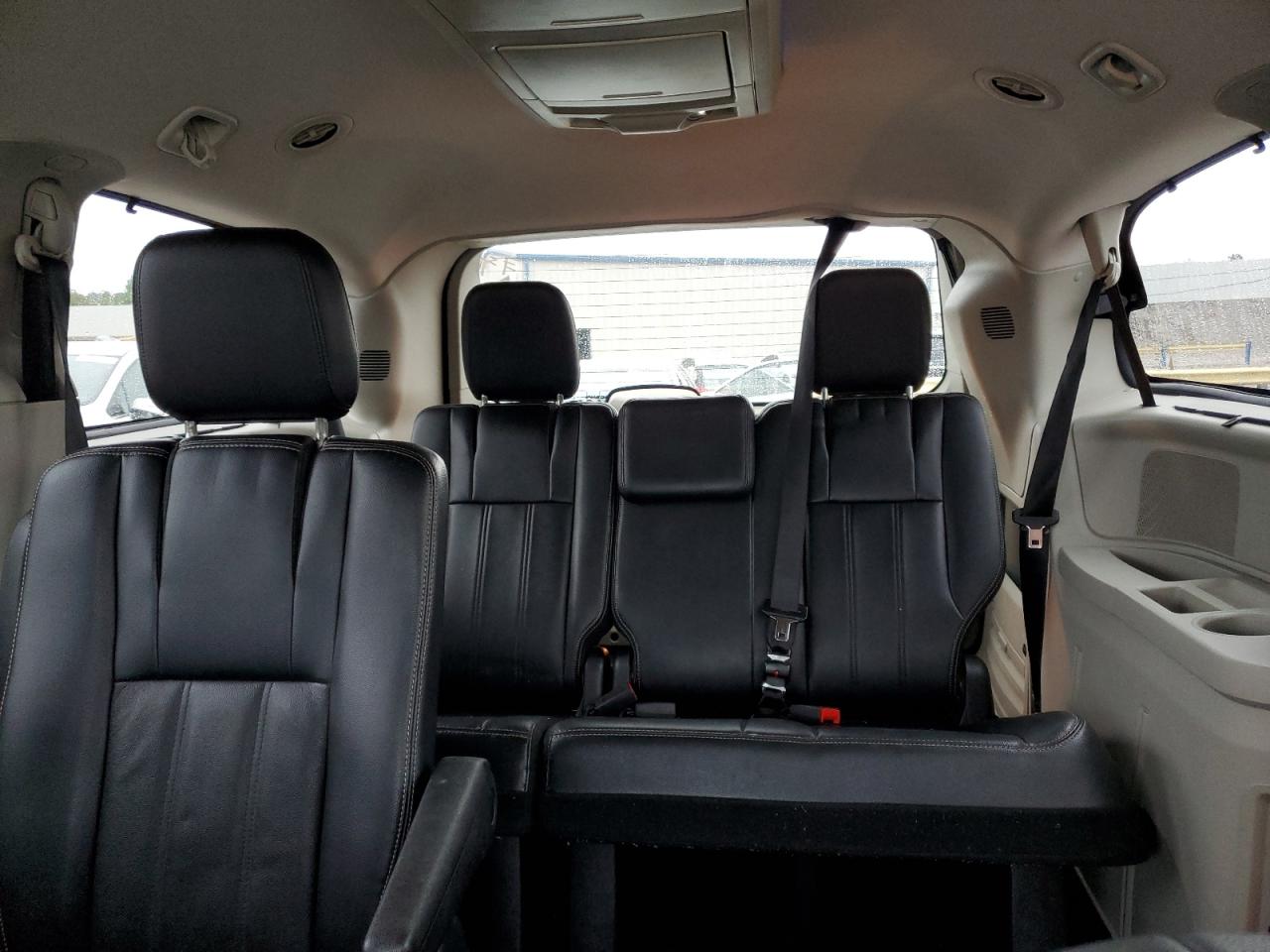 2013 Chrysler Town & Country - Image 10