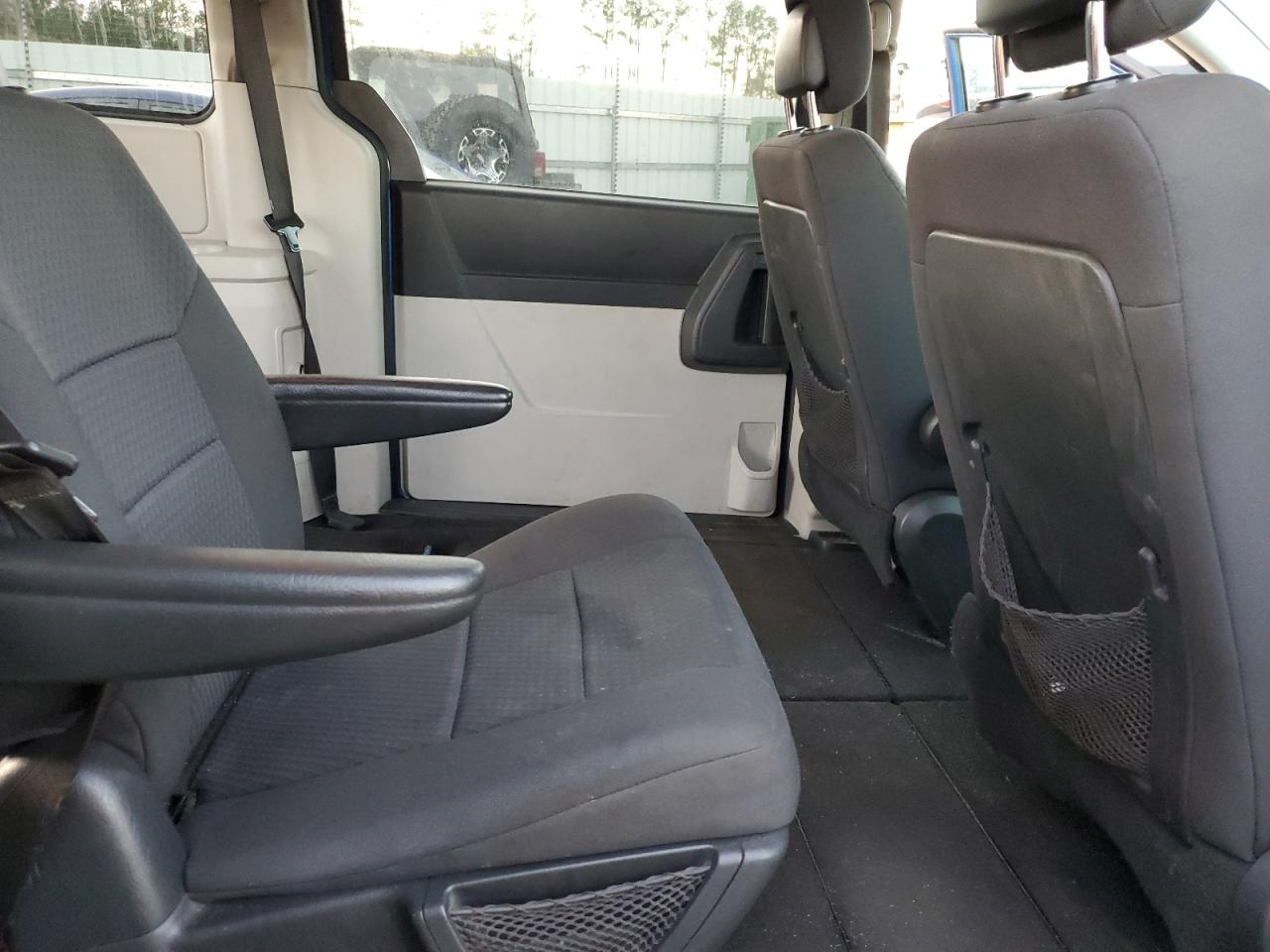 2010 Dodge Caravan - Image 11