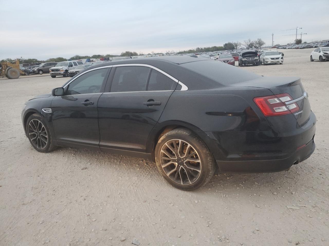 VIN 1FAHP2E80JG116872 2018 FORD TAURUS no.2