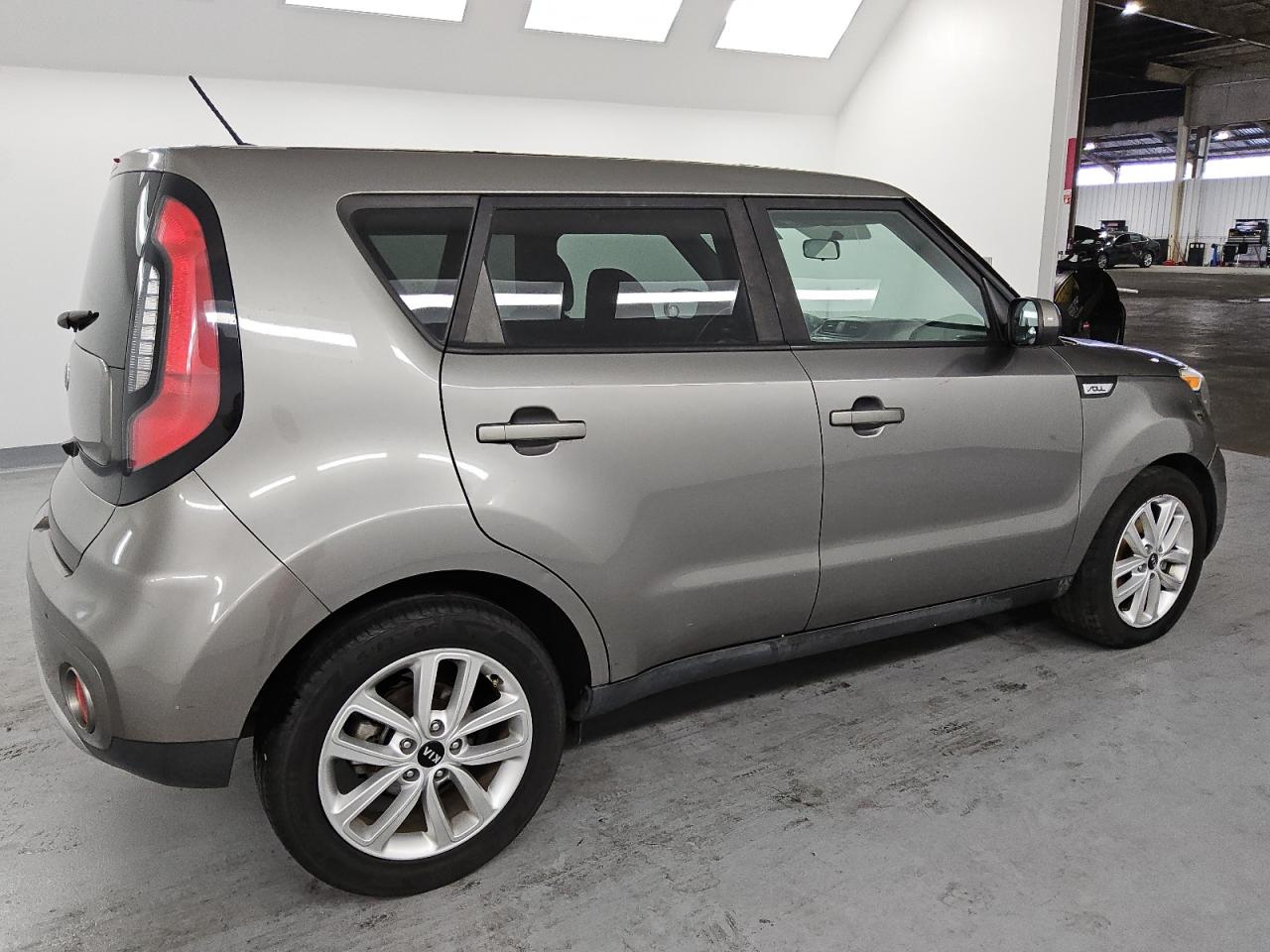 VIN KNDJP3A5XJ7540105 2018 KIA SOUL no.3