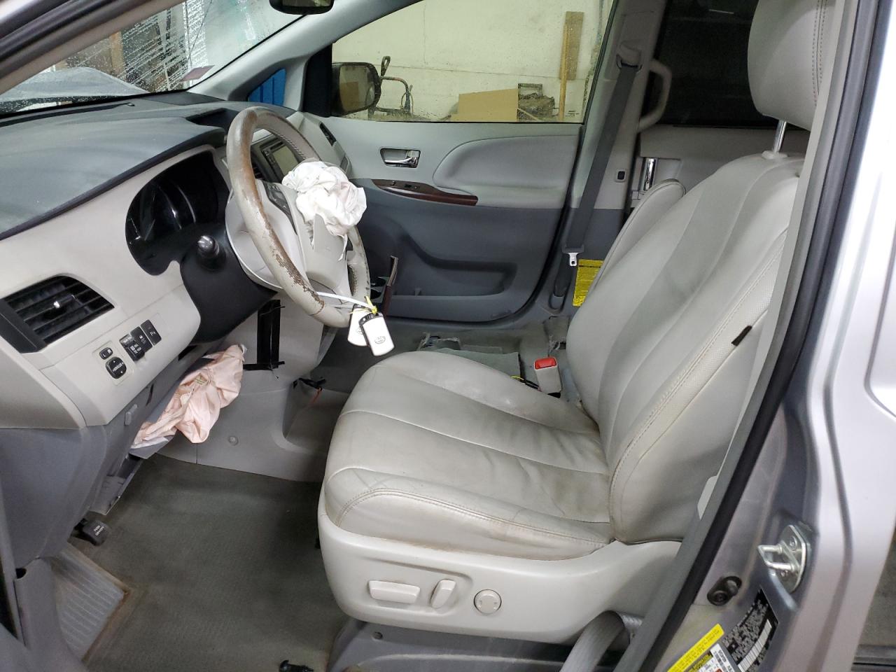 2012 Toyota Sienna - Image 7