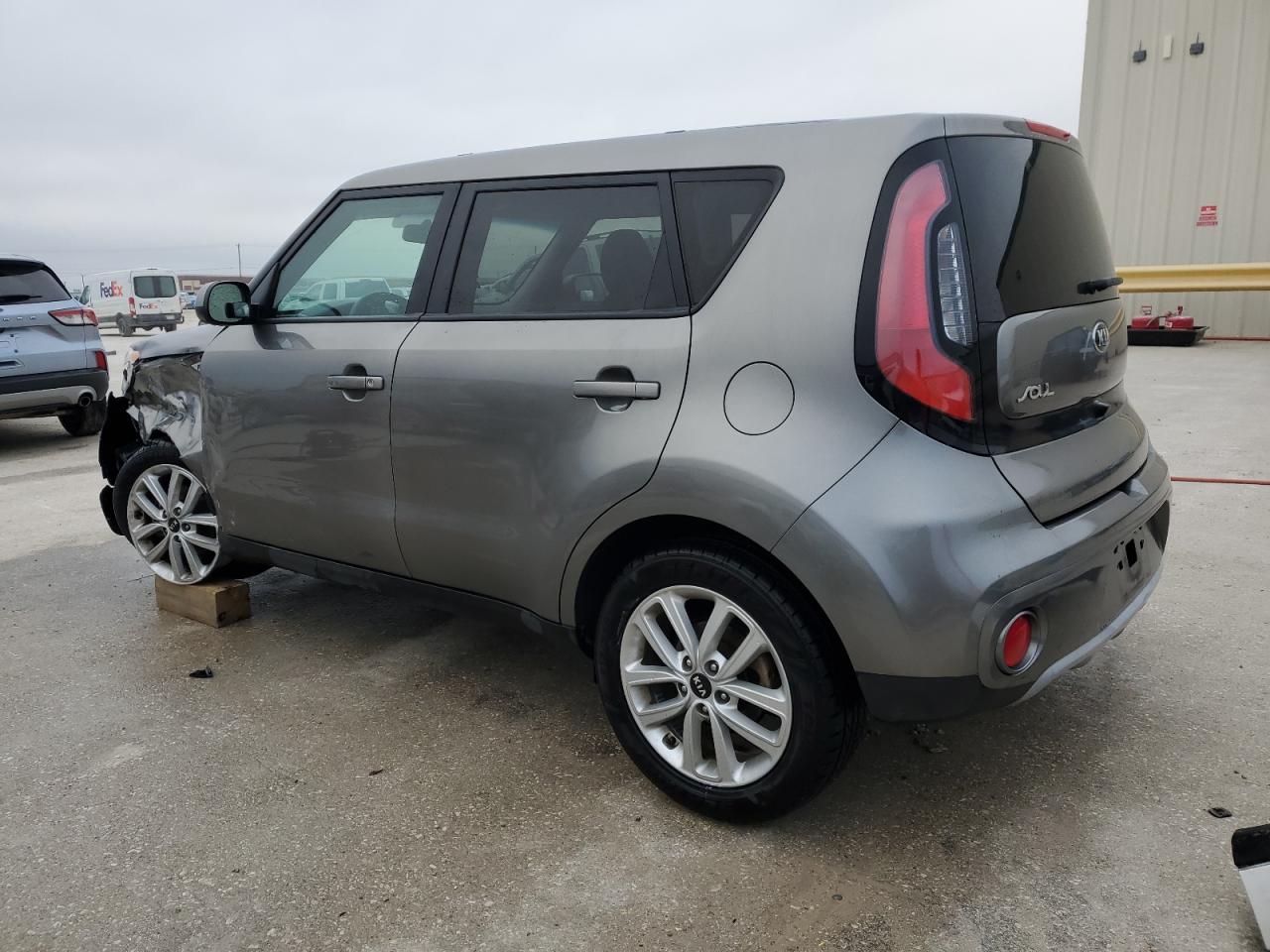 VIN KNDJP3A51K7698818 2019 KIA SOUL no.2