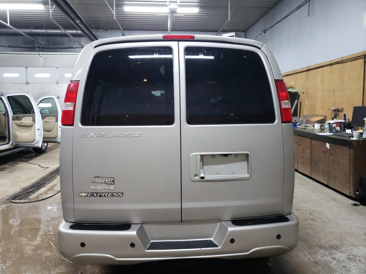 VIN 1GCWGBFG7K1178216 2019 CHEVROLET EXPRESS no.6