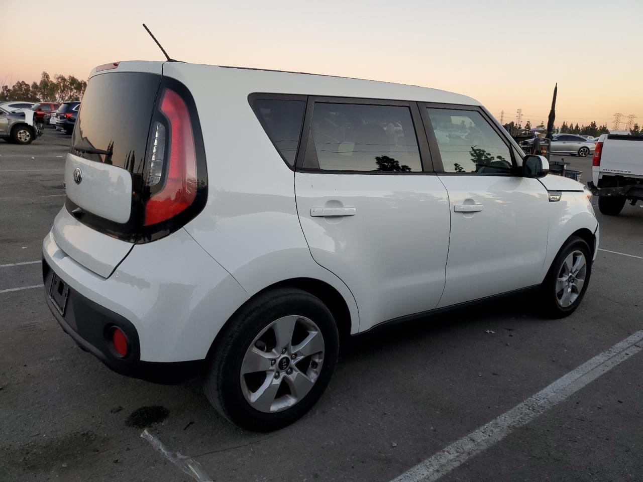 VIN KNDJN2A28K7673887 2019 KIA SOUL no.3