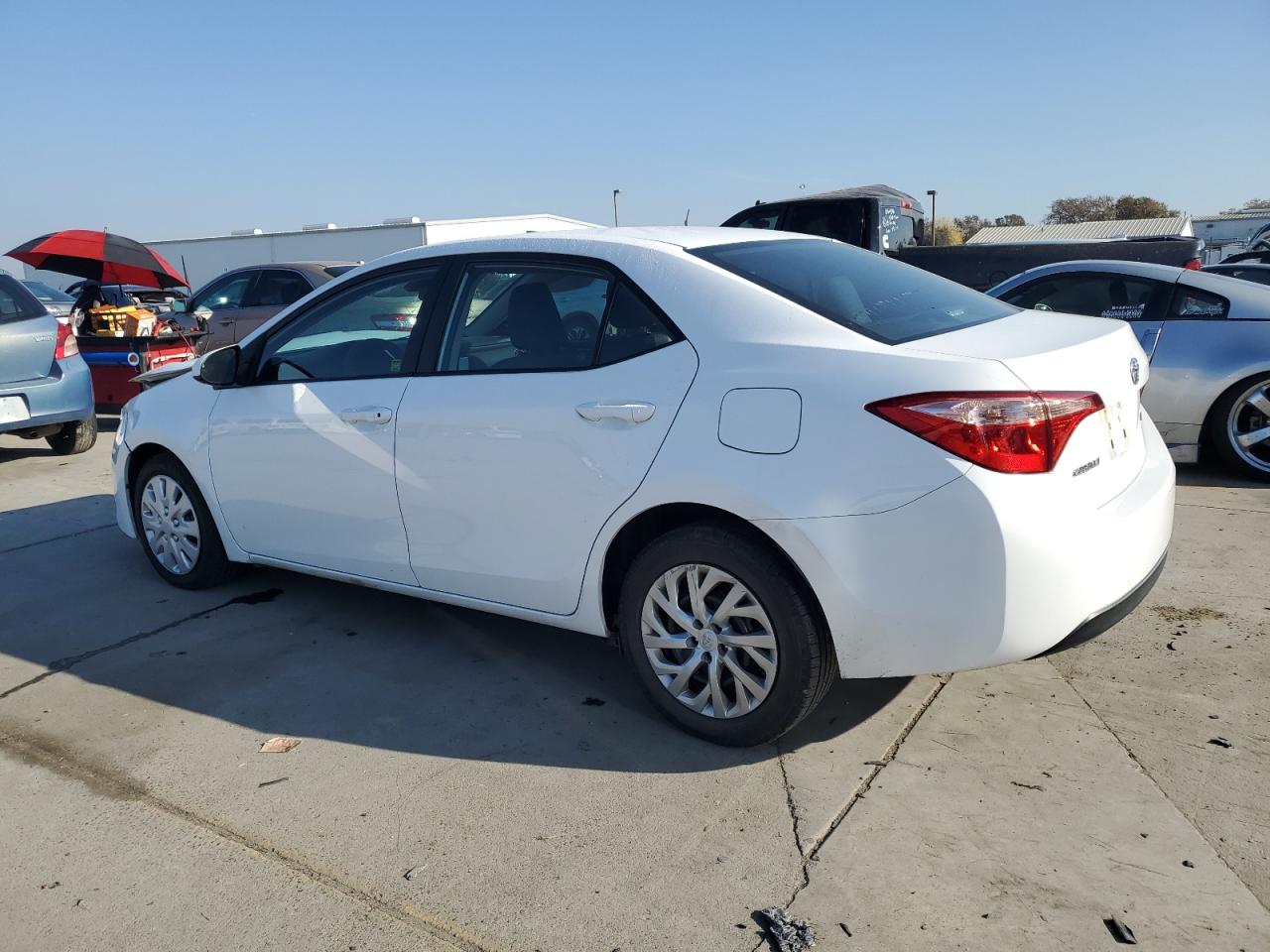 VIN 2T1BURHE1JC992562 2018 TOYOTA COROLLA no.2