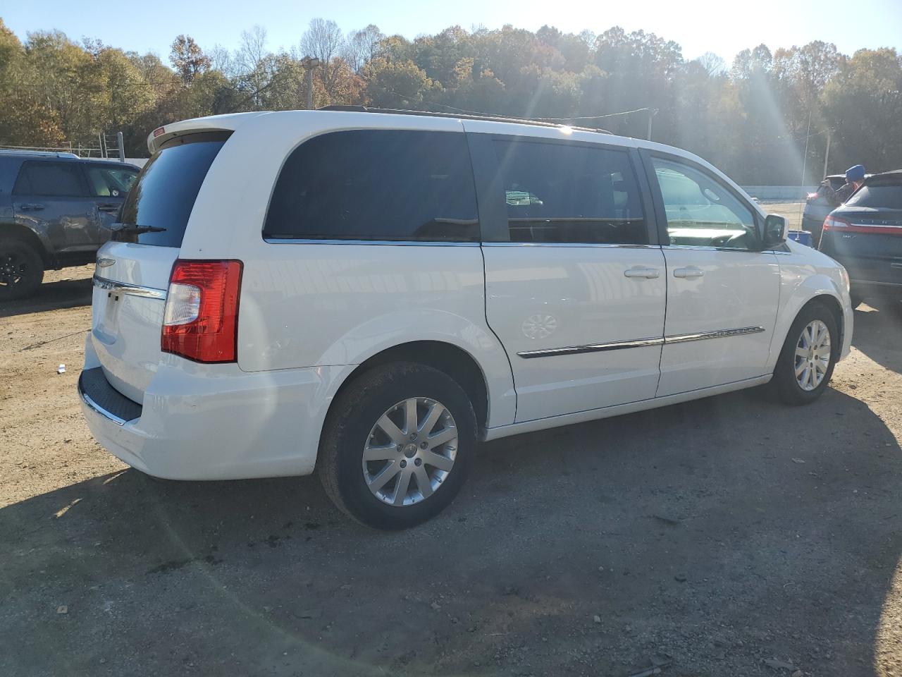 2015 Chrysler Town & Country - Image 3