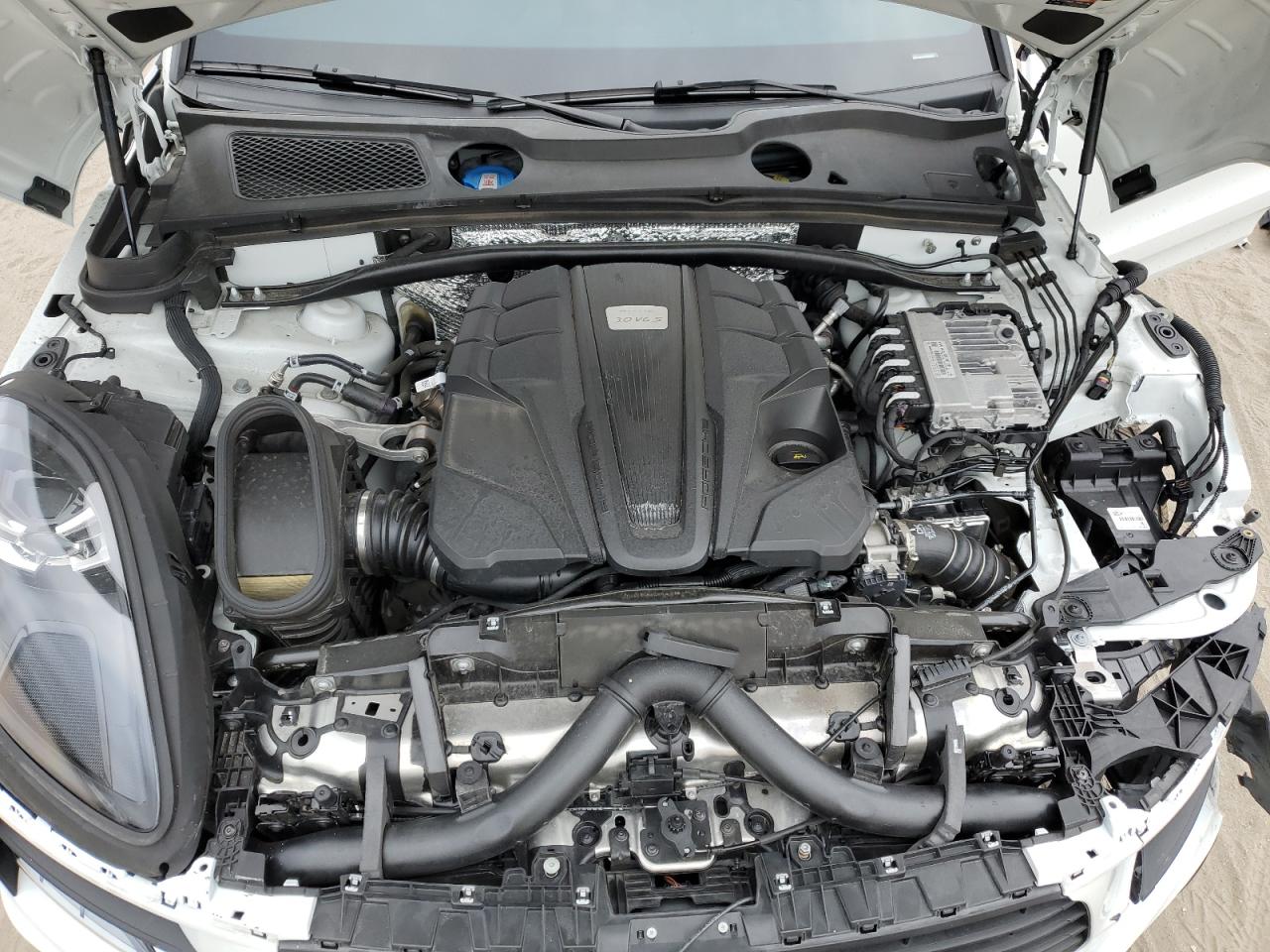 2021 Porsche Macan - Image 12