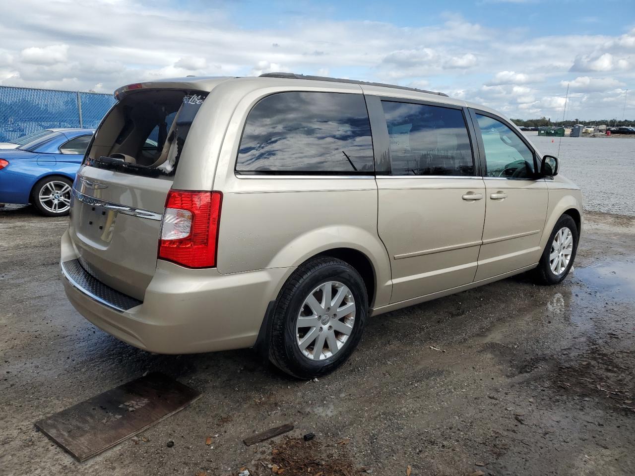 2015 Chrysler Town & Country - Image 3