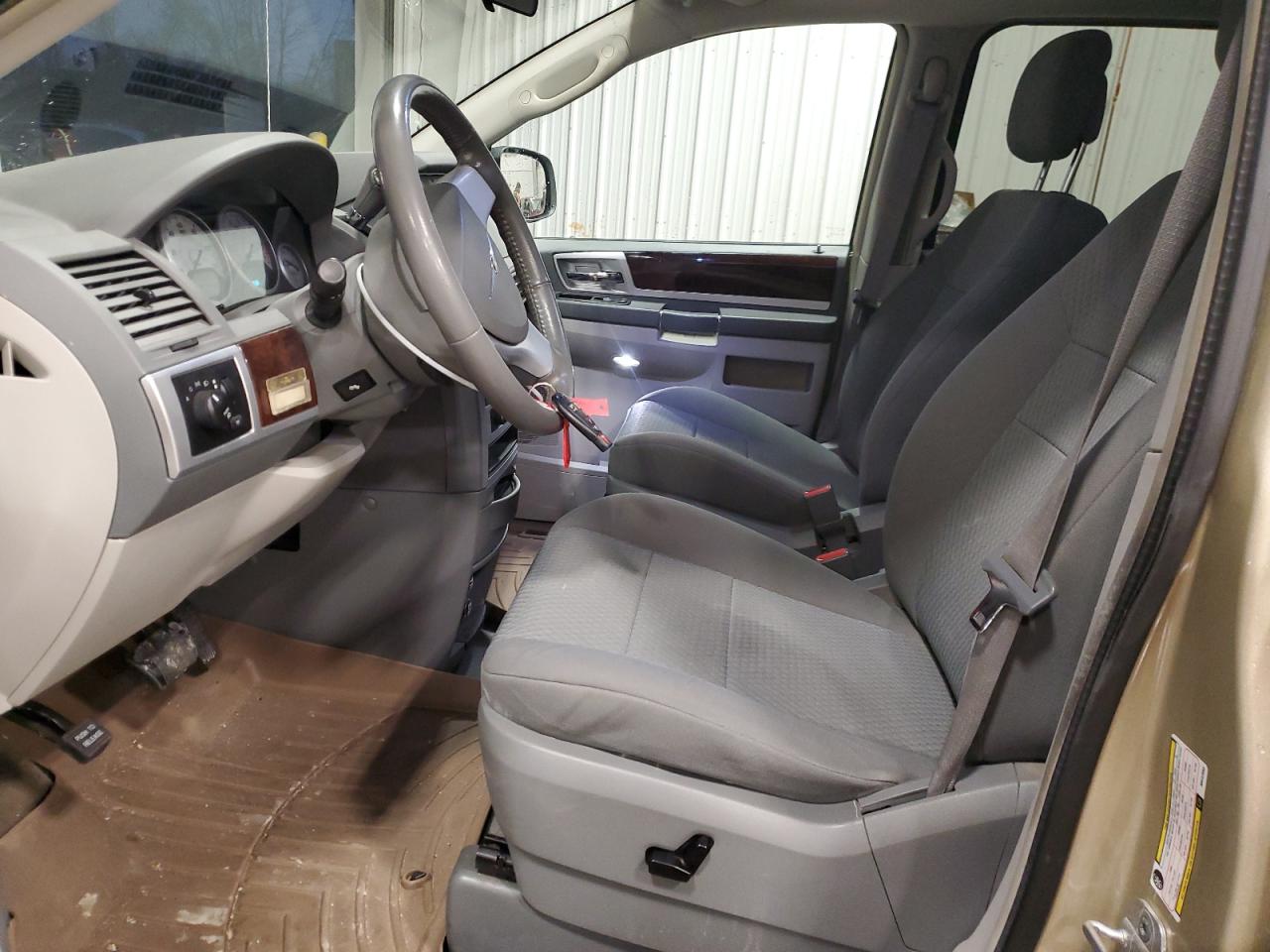 2010 Chrysler Town & Country - Image 7