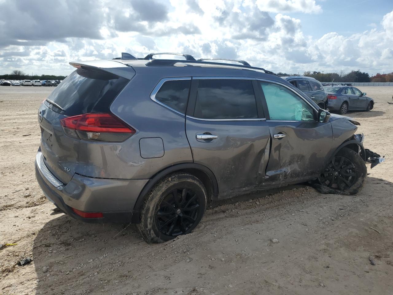 2017 Nissan Rogue - Image 3