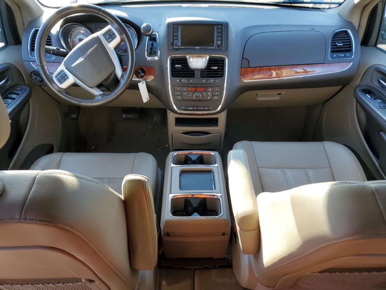 2015 Chrysler Town & Country - Image 8