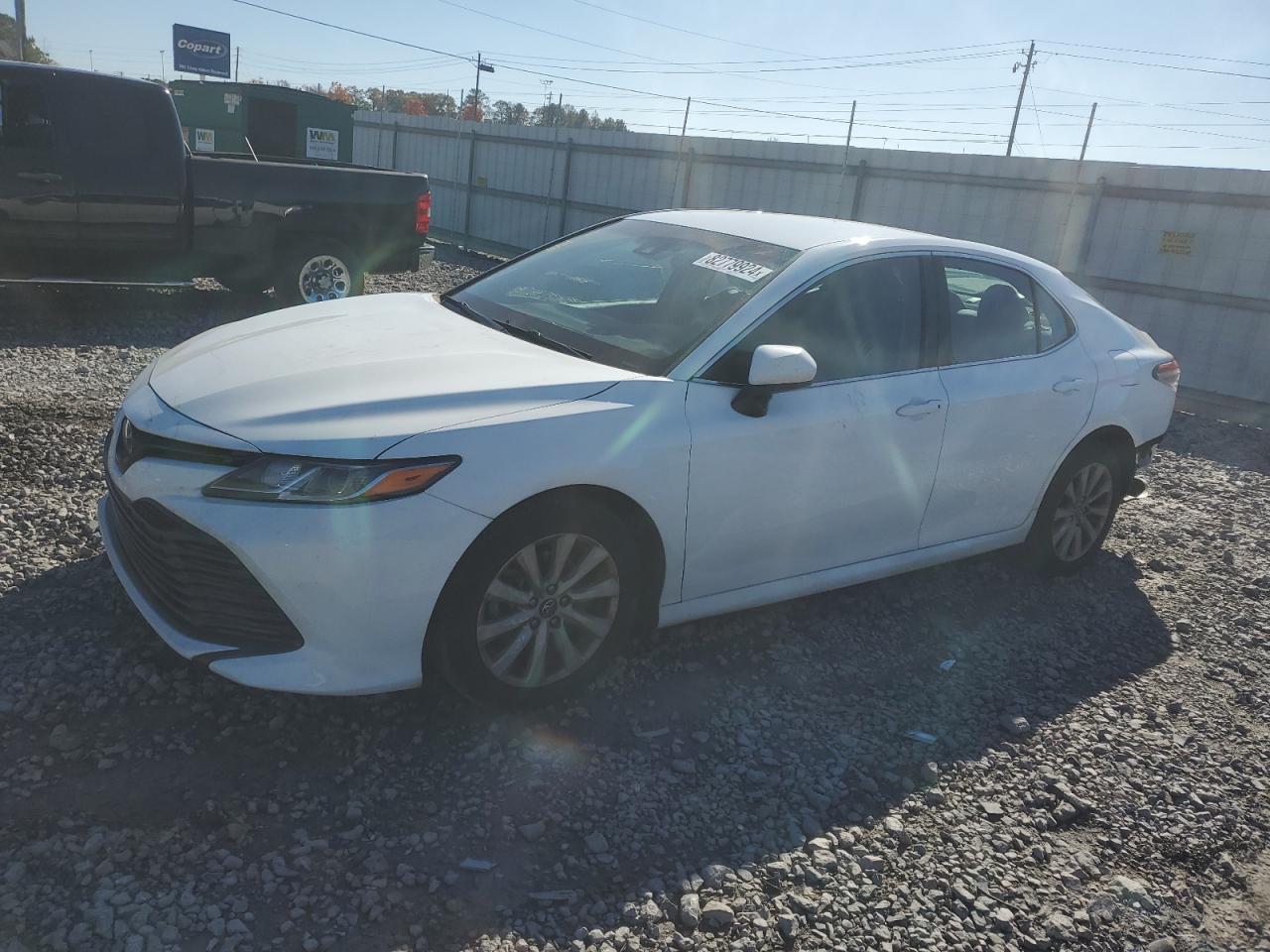 VIN 4T1B11HK6JU647686 2018 TOYOTA CAMRY no.1