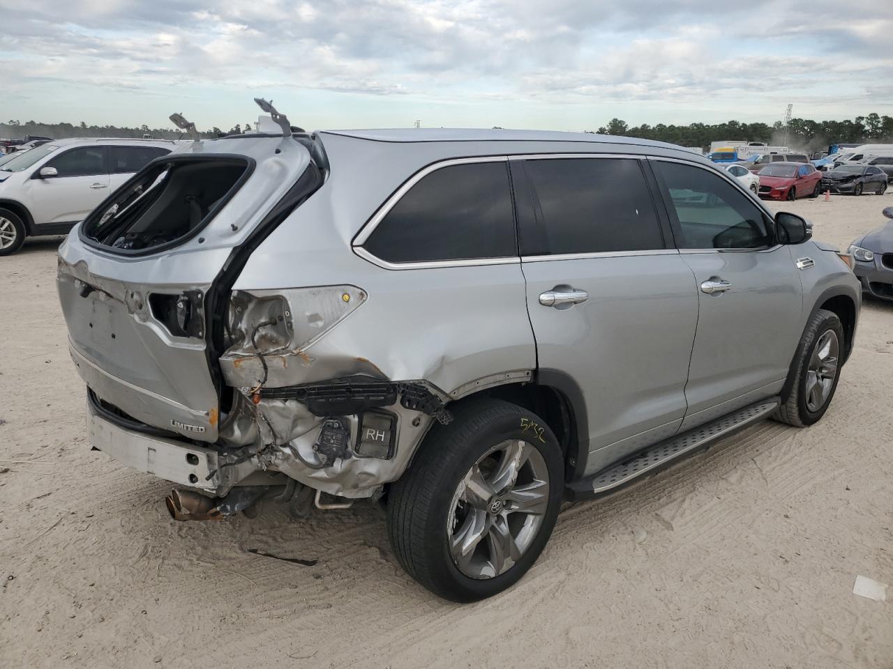 2017 Toyota Highlander - Image 3