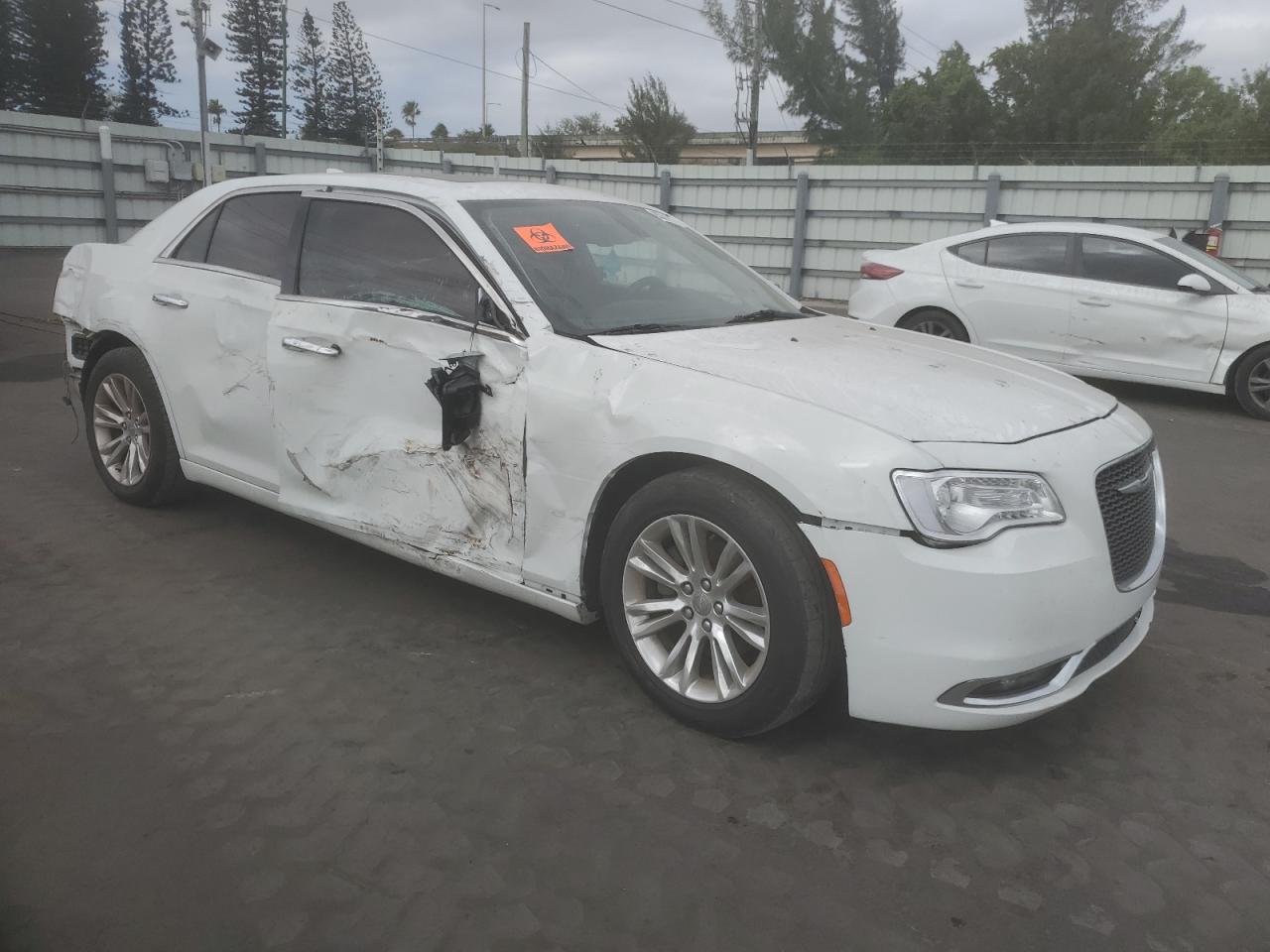 VIN 2C3CCAEG5HH571155 2017 CHRYSLER 300 no.4