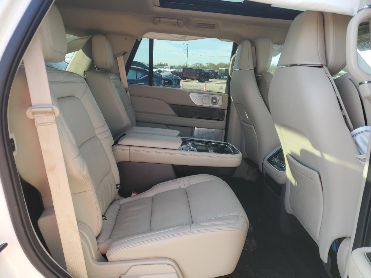 2020 Lincoln Navigator - Image 11