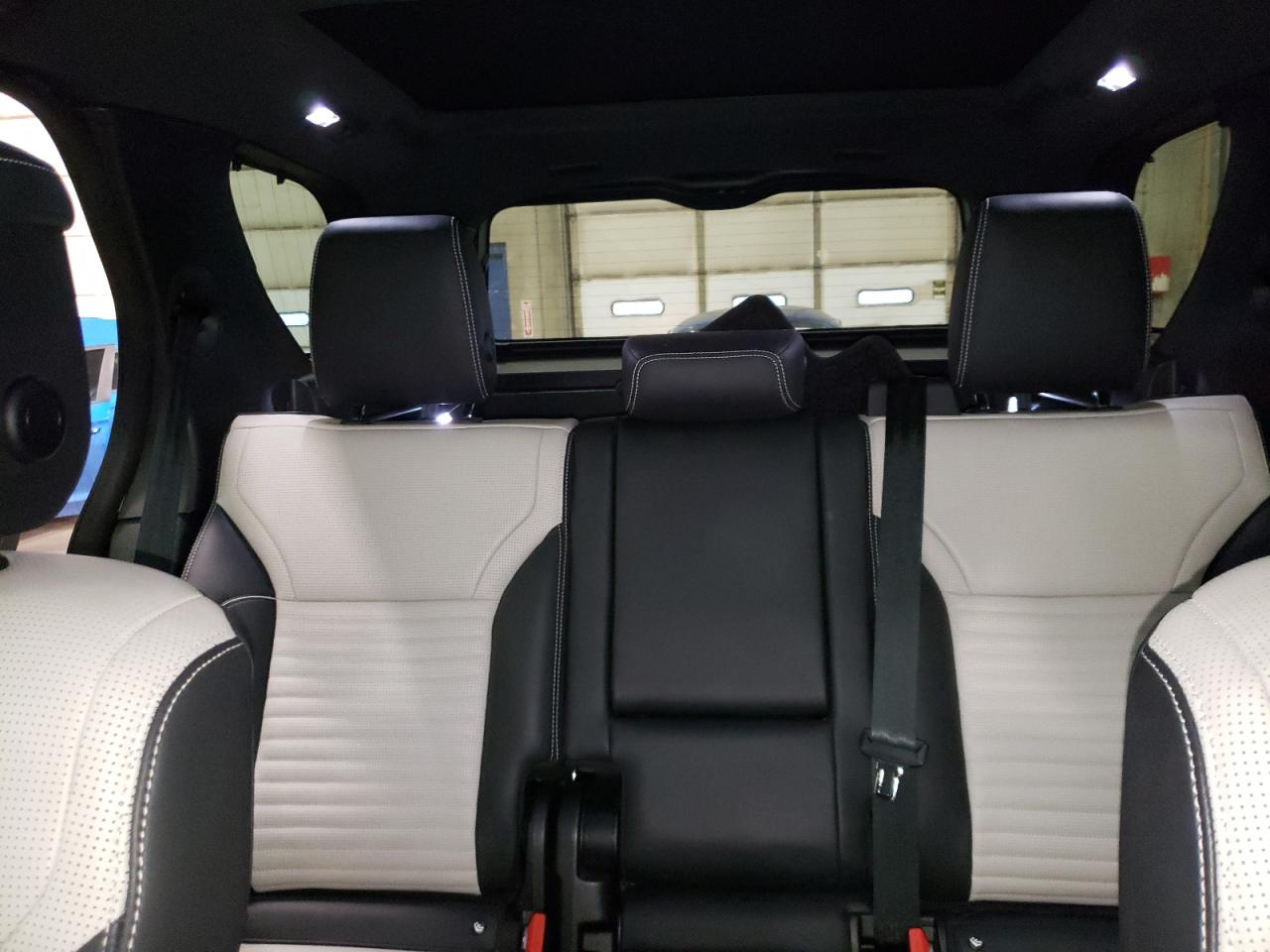 2023 Land Rover Discovery - Image 10