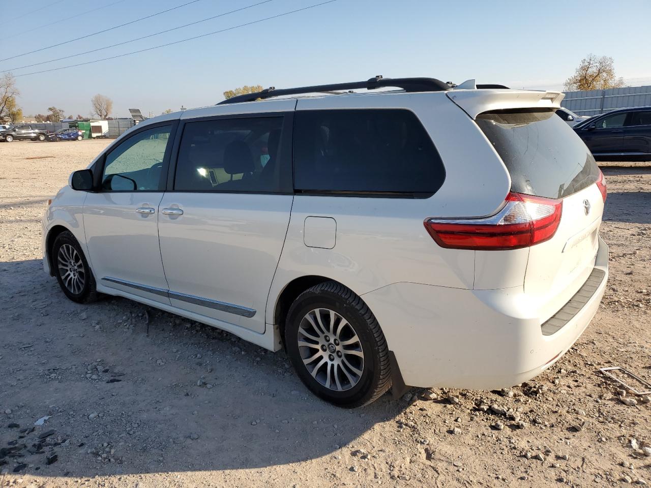 2018 Toyota Sienna - Image 2