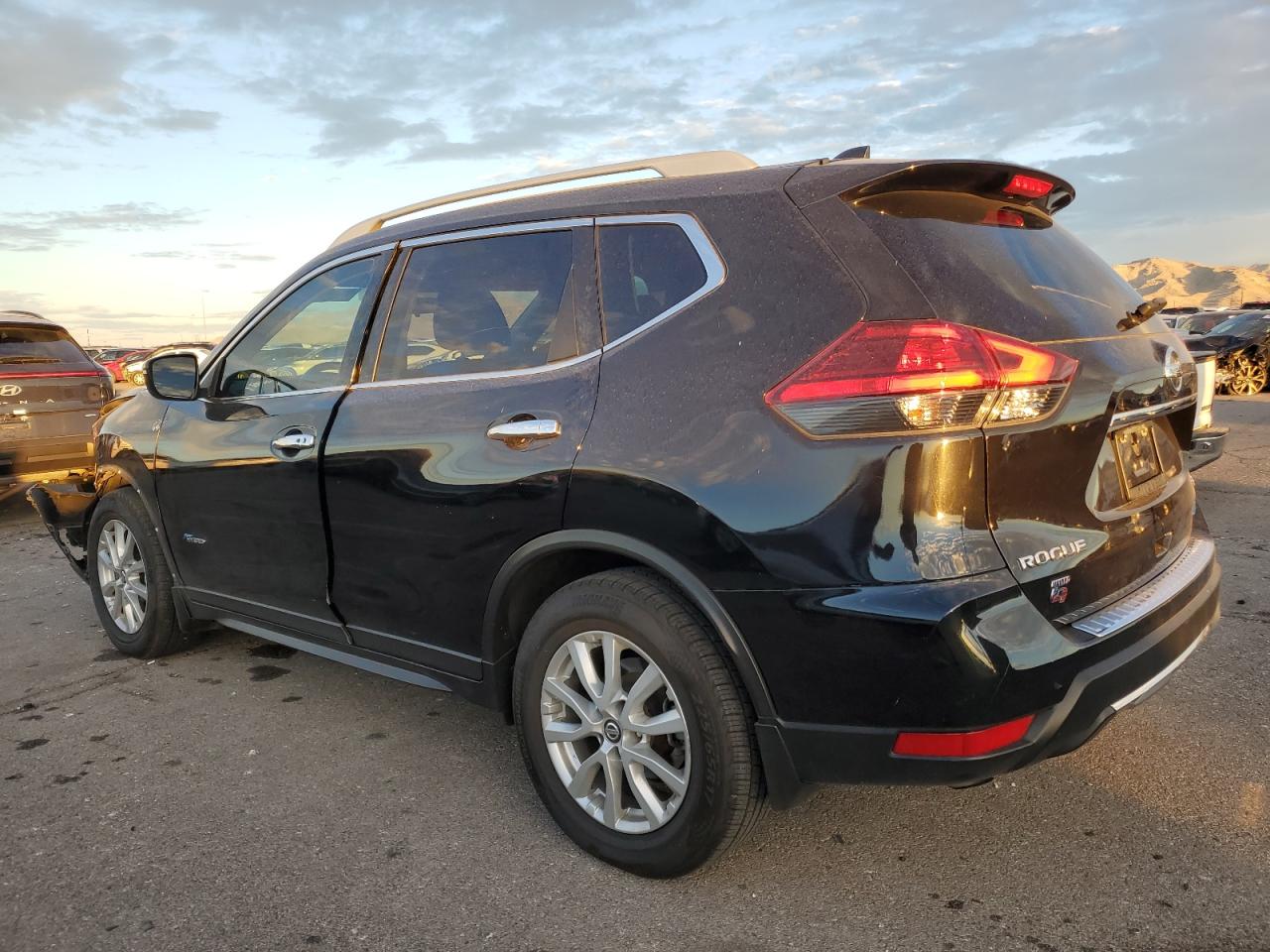 2017 Nissan Rogue - Image 2