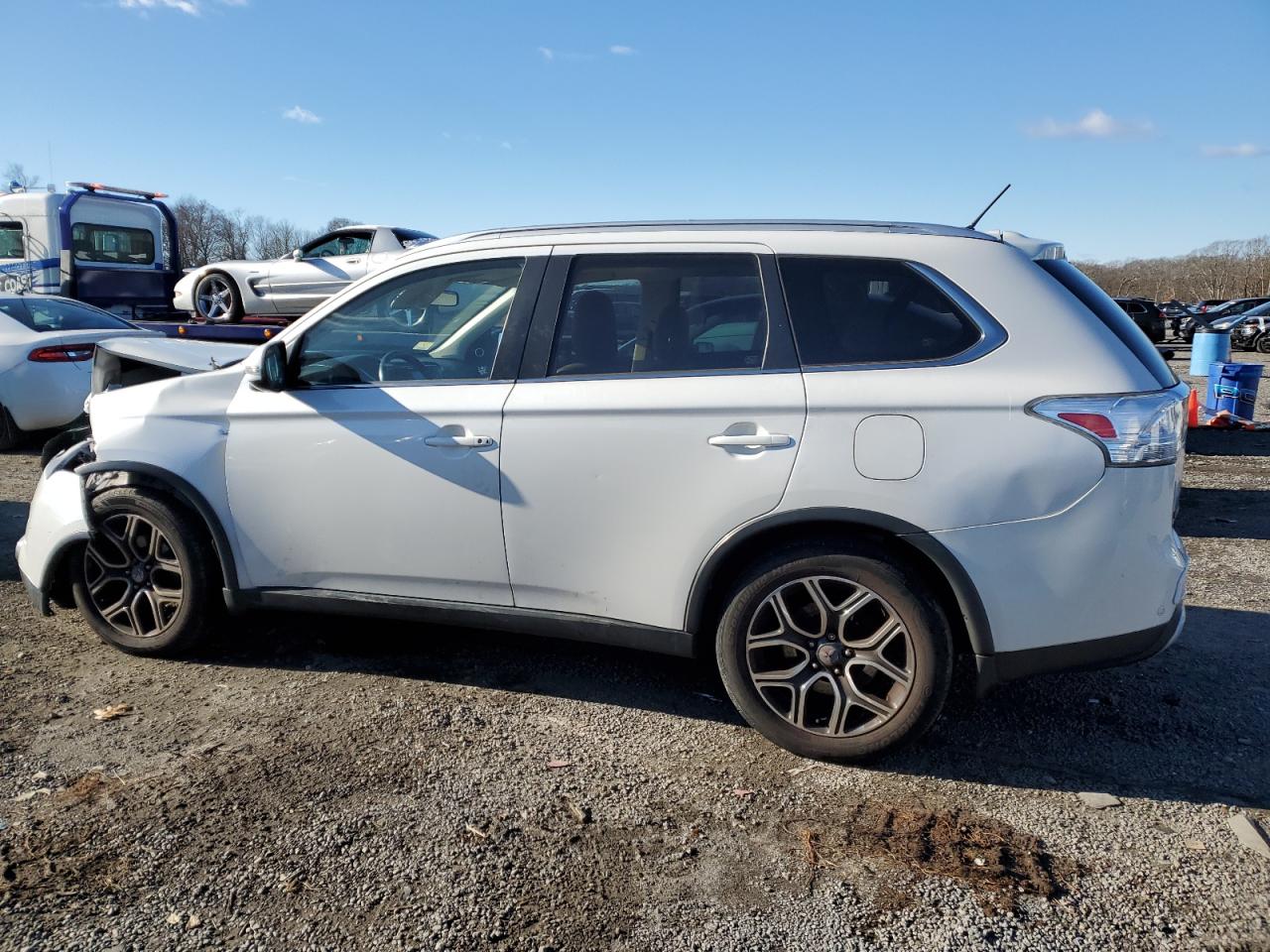 2015 Mitsubishi Outlander - Image 2