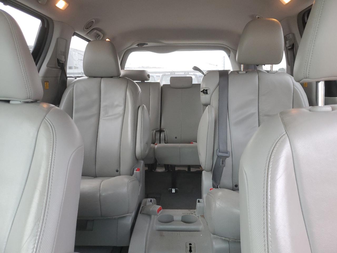2012 Toyota Sienna - Image 10