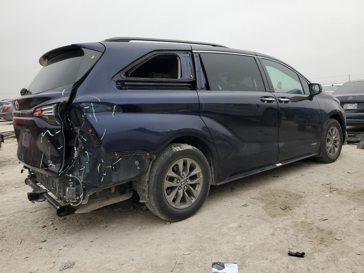 2021 Toyota Sienna - Image 3