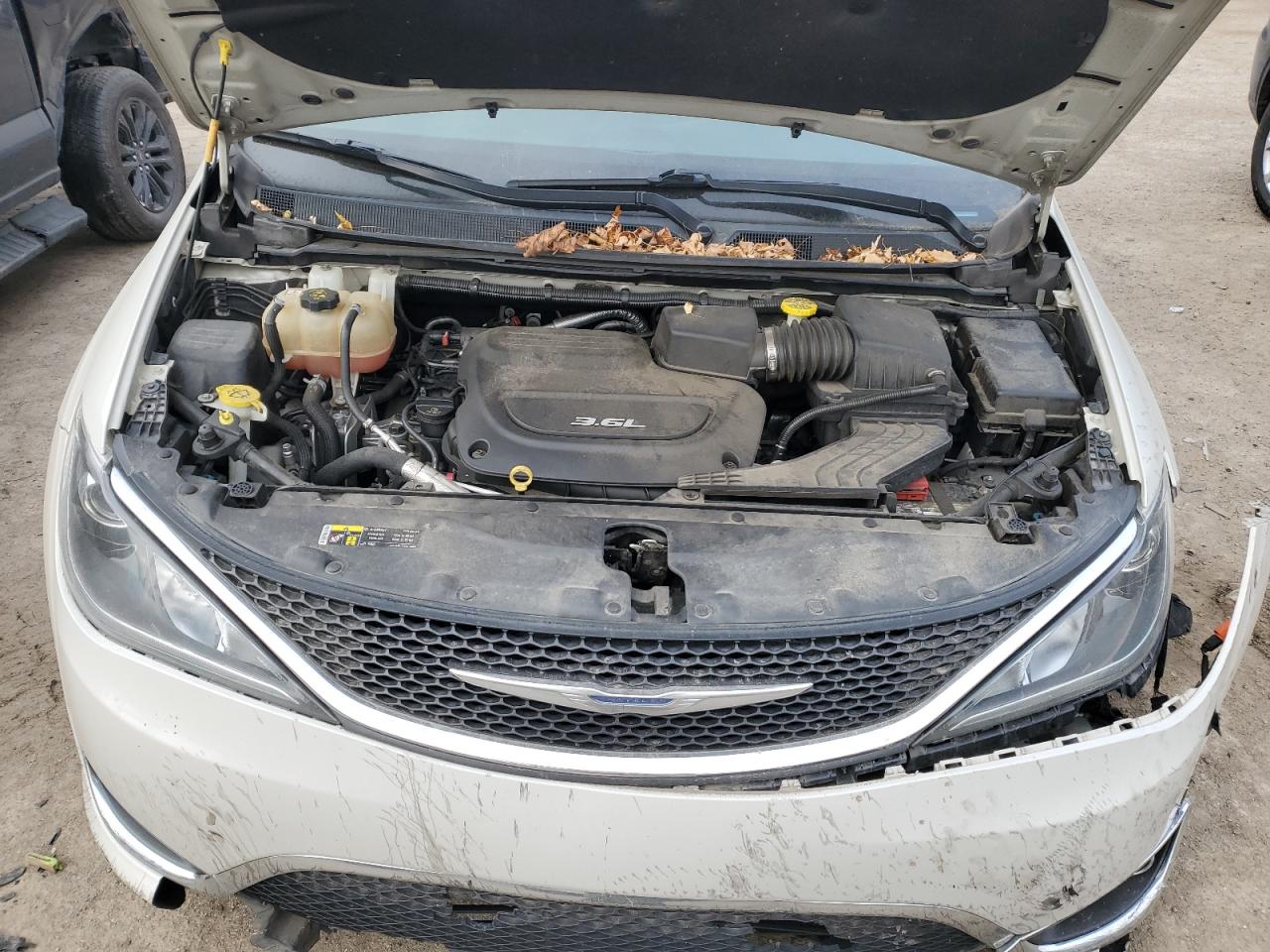 2017 Chrysler Pacifica - Image 12